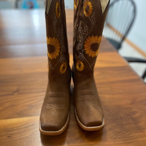 Women Cowboy Boots - Picture 2 of 5